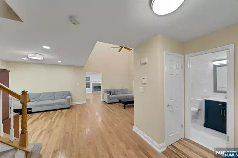 Entry Way - 34 Eider Ct, Wayne, NJ 07470 photo 2 of 7