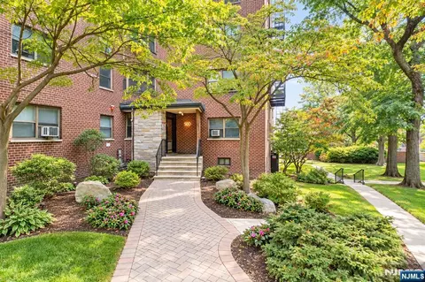 500 Linwood Dr #3B, Fort Lee, NJ 07024