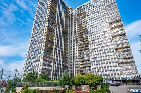 300 Winston Dr #2912, Cliffside Park, NJ 07010