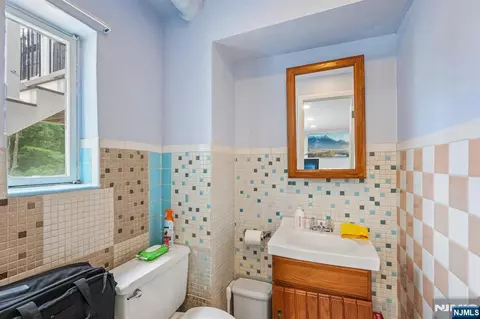 Bath - 31 Surrey Dr, Wayne, NJ 07470 photo 3 of 3