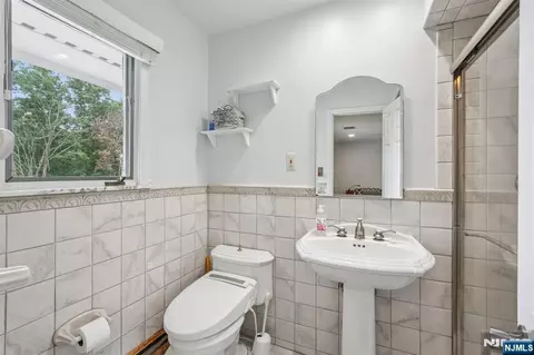 Bath - 31 Surrey Dr, Wayne, NJ 07470 photo 2 of 3