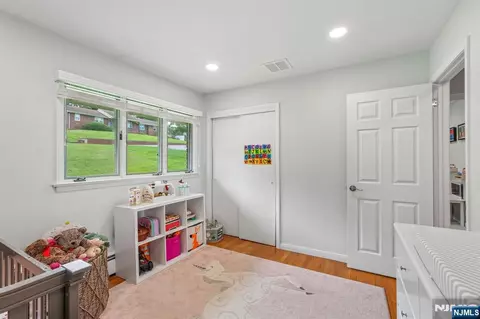 Bedroom - 31 Surrey Dr, Wayne, NJ 07470 photo 5 of 10