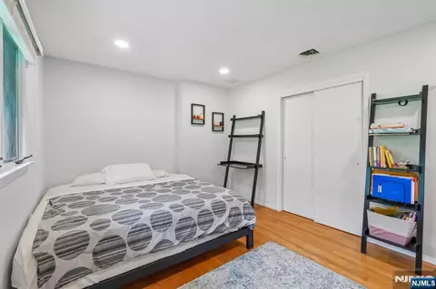 Bedroom - 31 Surrey Dr, Wayne, NJ 07470 photo 3 of 10