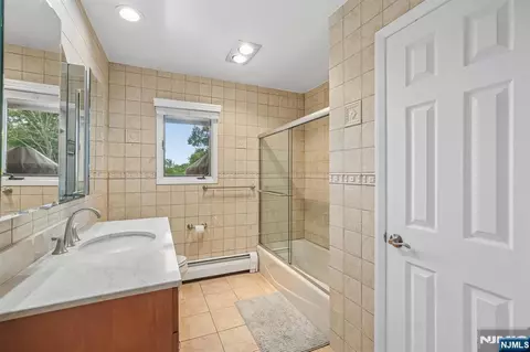 Bath - 31 Surrey Dr, Wayne, NJ 07470 photo 1 of 3