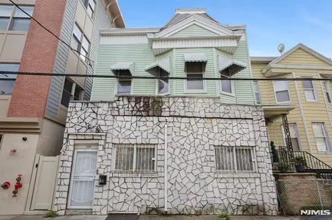 220 Garfield Ave, Jersey City, NJ 07305