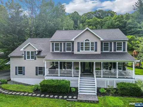 588 Stonetown Rd, Ringwood, NJ 07456