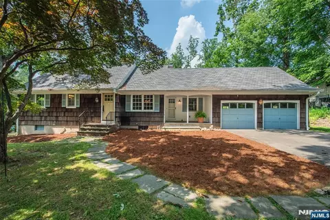 8 Haring Dr, Old Tappan, NJ 07675