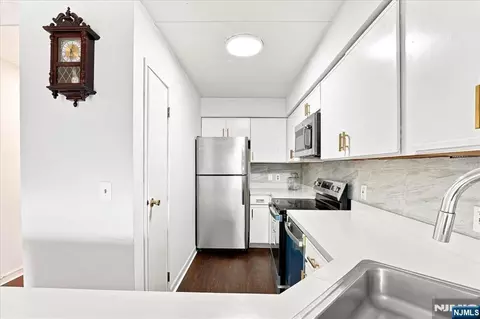 Kitchen - 5 Linden St #6I, Hackensack, NJ 07601 photo 2 of 4