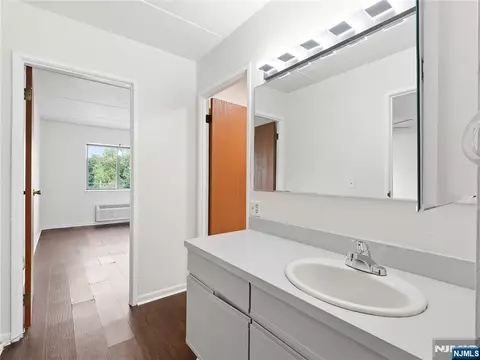 Bath - 5 Linden St #6I, Hackensack, NJ 07601 photo 2 of 4