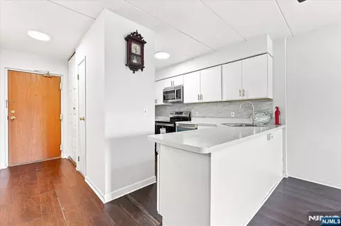 Kitchen - 5 Linden St #6I, Hackensack, NJ 07601 photo 1 of 4