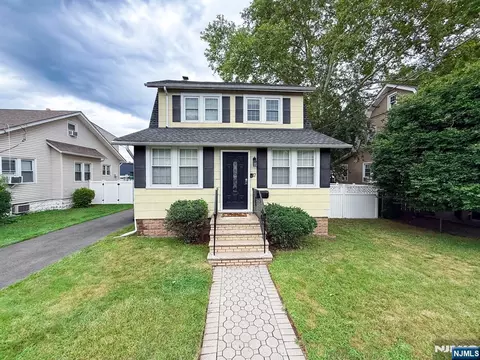 17 Carnation St, Bergenfield, NJ 07621