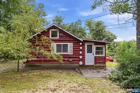 26 Clubhouse Ave, West Milford, NJ 07480