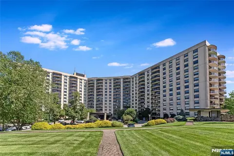 2 Claridge Dr #1NE, Verona, NJ 07044