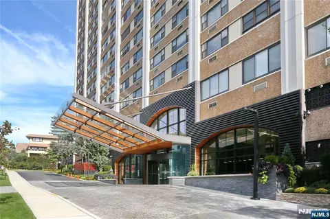 250 Gorge Rd #28E, Cliffside Park, NJ 07010