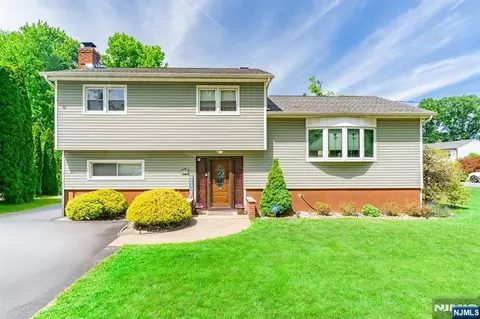 320 Horseneck Rd, Fairfield, NJ 07004