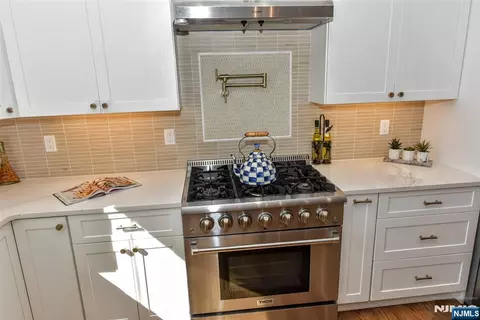 Kitchen - 515 Hobart Rd, Paramus, NJ 07652 photo 5 of 6