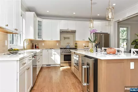 Kitchen - 515 Hobart Rd, Paramus, NJ 07652 photo 3 of 6