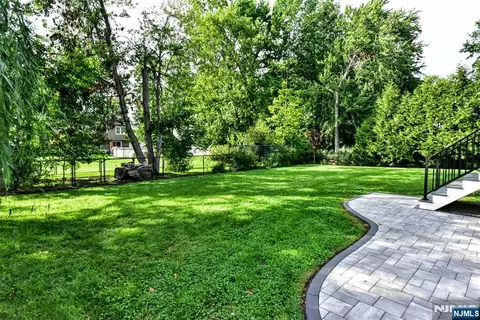 Exterior - 515 Hobart Rd, Paramus, NJ 07652 photo 7 of 9
