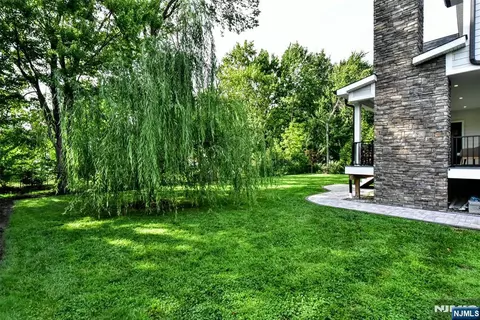 Exterior - 515 Hobart Rd, Paramus, NJ 07652 photo 6 of 9