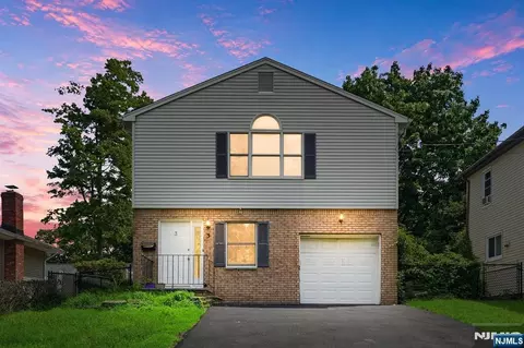 3 Pine St, Montvale, NJ 07645