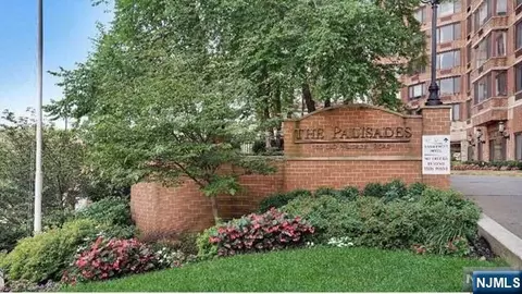 100 Old Palisade Rd #3501, Fort Lee, NJ 07024