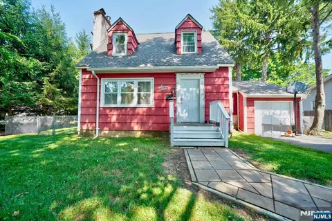 17 Orchard St, Pompton Lakes, NJ 07442