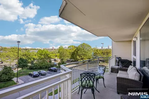 1077 River Rd #303, Edgewater, NJ 07020