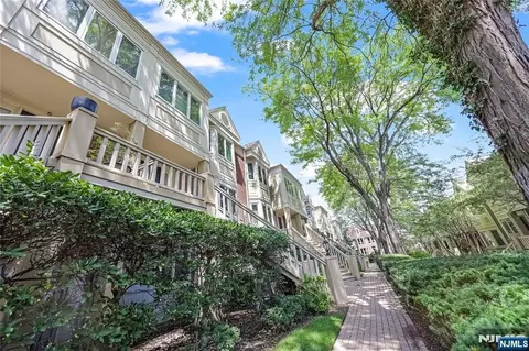10 Lenox Ct, Fort Lee, NJ 07024