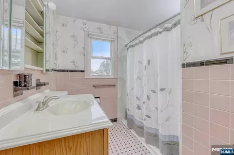 Bath - 105 Arnot Pl, Paramus, NJ 07652 photo 1 of 2