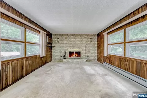 Living - 105 Arnot Pl, Paramus, NJ 07652 photo 2 of 2