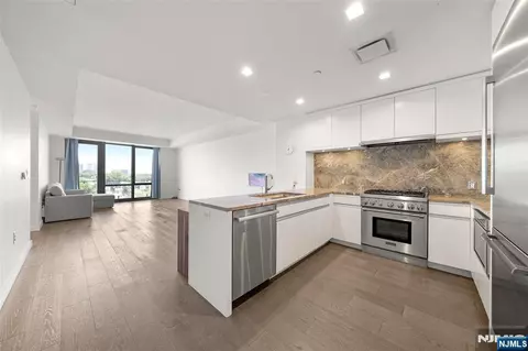 320 Adolphus Ave #1102, Cliffside Park, NJ 07010
