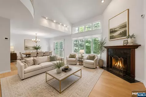 91 Lakeview Dr, Old Tappan, NJ 07675