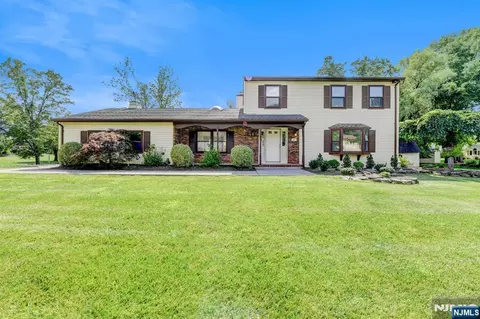 11 Fox Run Dr, East Hanover, NJ 07936