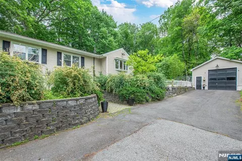 9 Albert St, West Milford, NJ 07480