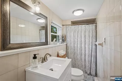 Bath - 24 Lawrence Rd, Wayne, NJ 07470 photo 3 of 3