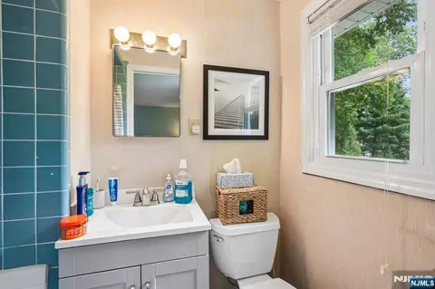 Bath - 24 Lawrence Rd, Wayne, NJ 07470 photo 2 of 3