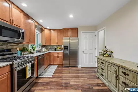 Entry Way - 24 Lawrence Rd, Wayne, NJ 07470 photo 5 of 5