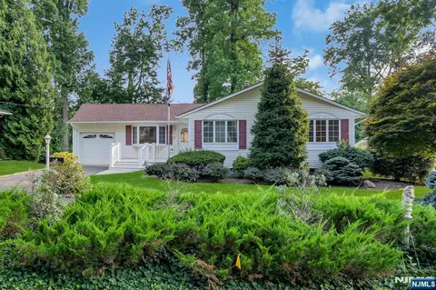 9 Belaire Dr, Roseland, NJ 07068