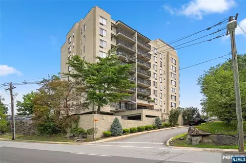 1 Wall St #2E, Fort Lee, NJ 07024