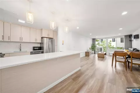 1 Wall St #2E, Fort Lee, NJ 07024