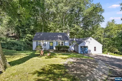 2 Nydam Ln, Franklin Lakes, NJ 07417