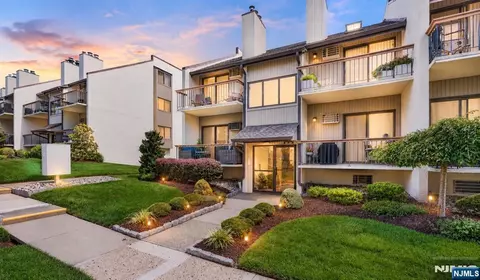 102 W Ridge Mews, Wood Ridge, NJ 07075
