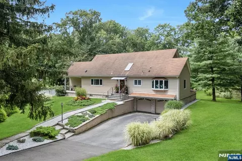 25 Bryers Ln, Saddle River, NJ 07458