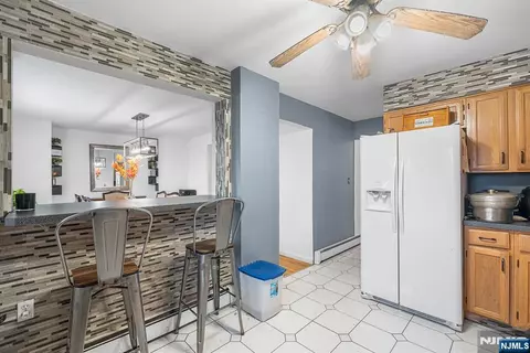 Entry Way - 656 Devon St, Kearny, NJ 07032 photo 3 of 4
