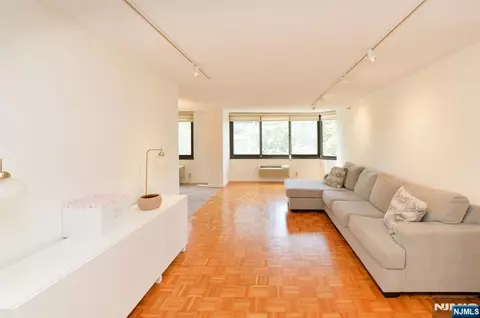 Living - 316 Prospect #3J, Hackensack, NJ 07601 photo 2 of 4