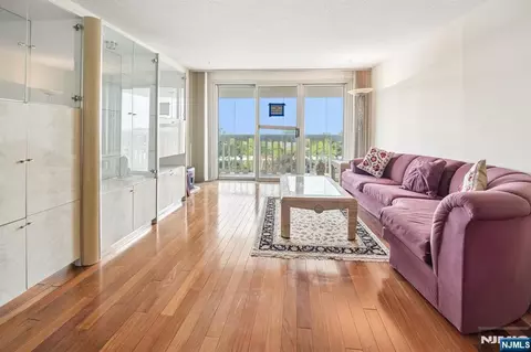 555 North Ave #8N, Fort Lee, NJ 07024