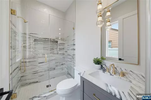 Bath - 92 Oliver Rd, Paramus, NJ 07652 photo 2 of 8