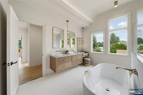 Bath - 92 Oliver Rd, Paramus, NJ 07652 photo 4 of 8
