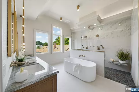 Bath - 92 Oliver Rd, Paramus, NJ 07652 photo 3 of 8