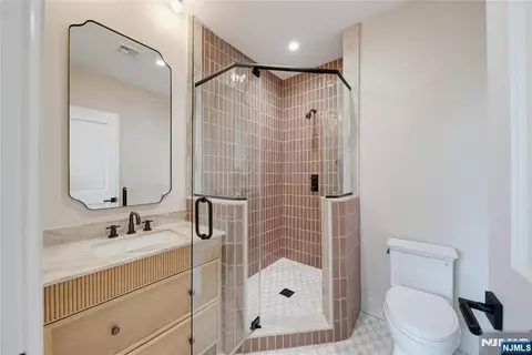 Bath - 92 Oliver Rd, Paramus, NJ 07652 photo 6 of 8